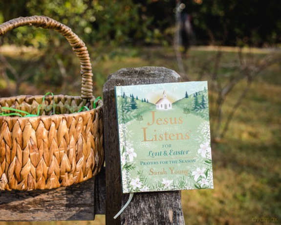 Jesus Listens--for Lent and Easter, Padded Hardcover, with Full Scriptures: Prayers for the Season [KSIĄŻKA]