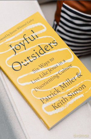 Joyful Outsiders: Six Ways to Live Like Jesus in a Disorienting Culture [KSIĄŻKA]