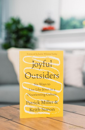 Joyful Outsiders: Six Ways to Live Like Jesus in a Disorienting Culture [KSIĄŻKA]