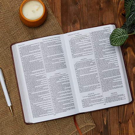 KJV Holy Bible: Gift and Award, Purple Leather-Look, Red Letter, Comfort Print: King James Version: Holy Bible, King James Version [KSIĄŻKA]