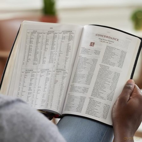 KJV Large Print Reference Bible, Black Leathersoft, Red Letter, Comfort Print [KSIĄŻKA]