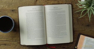 New Morning Mercies: A Daily Gospel Devotional [KSIĄŻKA]