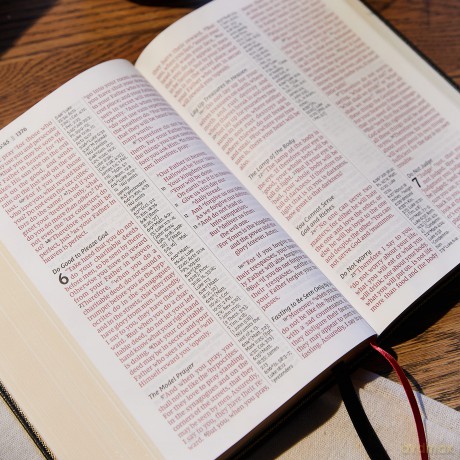 NKJV Holy Bible, Giant Print Center-Column Reference Bible, Black Leather-look, 72,000+ Cross References, Red Letter, Comfort Print: New King James Version [KSIĄŻKA]