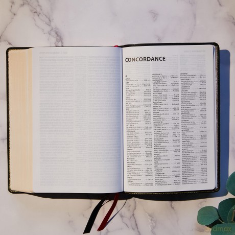 NKJV Holy Bible, Giant Print Center-Column Reference Bible, Black Leather-look, 72,000+ Cross References, Red Letter, Comfort Print: New King James Version [KSIĄŻKA]