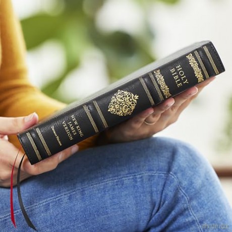 NKJV Large Print Reference Bible, Black Leathersoft, Red Letter, Comfort Print [KSIĄŻKA]