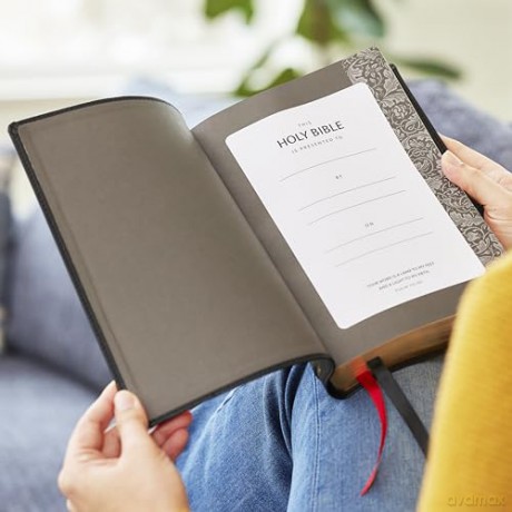 NKJV Large Print Reference Bible, Black Leathersoft, Red Letter, Comfort Print [KSIĄŻKA]