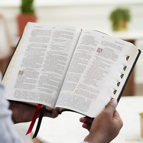 NKJV Large Print Reference Bible, Black Leathersoft, Red Letter, Comfort Print, Thumb Indexed [KSIĄŻKA]