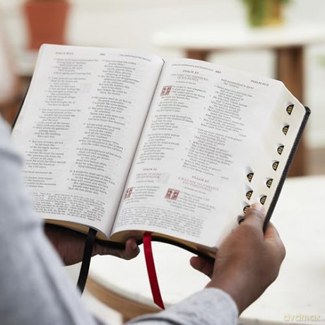 NKJV Large Print Reference Bible, Black Leathersoft, Red Letter, Comfort Print, Thumb Indexed [KSIĄŻKA]