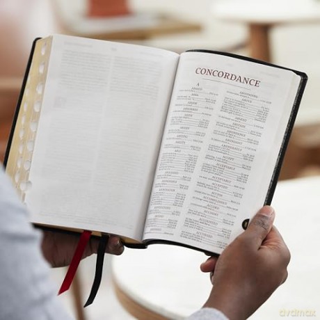 NKJV Large Print Reference Bible, Black Leathersoft, Red Letter, Comfort Print, Thumb Indexed [KSIĄŻKA]