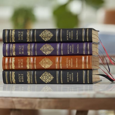 NKJV Large Print Reference Bible, Brown Leathersoft, Red Letter, Comfort Print [KSIĄŻKA]
