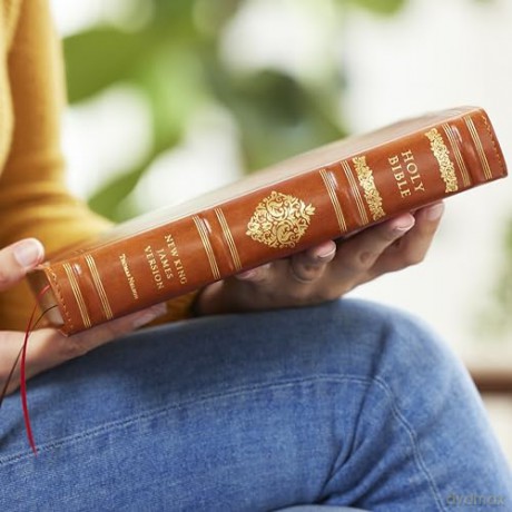 NKJV Large Print Reference Bible, Brown Leathersoft, Red Letter, Comfort Print [KSIĄŻKA]