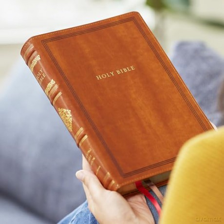 NKJV Large Print Reference Bible, Brown Leathersoft, Red Letter, Comfort Print [KSIĄŻKA]
