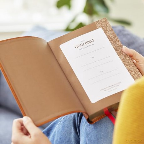 NKJV Large Print Reference Bible, Brown Leathersoft, Red Letter, Comfort Print [KSIĄŻKA]