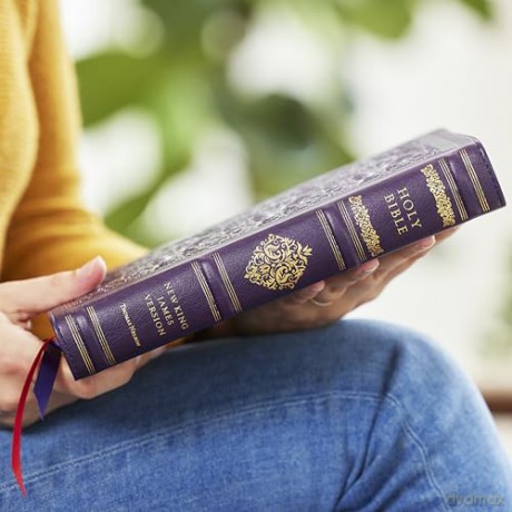 NKJV Large Print Reference Bible, Purple Leathersoft, Red Letter, Comfort Print [KSIĄŻKA]