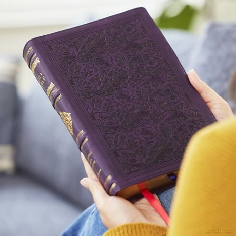 NKJV Large Print Reference Bible, Purple Leathersoft, Red Letter, Comfort Print [KSIĄŻKA]