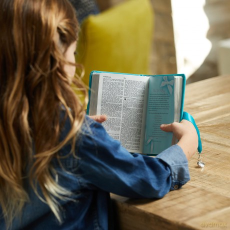 NKJV, Simply Charming Bible, Hardcover, Pink: Pink Edition [KSIĄŻKA]
