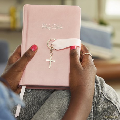 NKJV, Simply Charming Bible, Hardcover, Pink: Pink Edition [KSIĄŻKA]