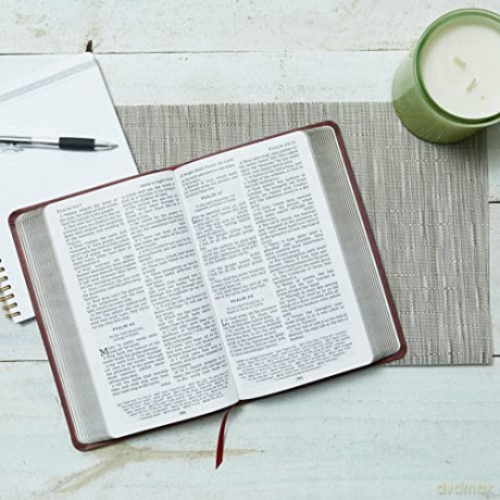 NKJV, Thinline Reference Bible, Leather-Look, Burgundy, Red Letter, Comfort Print: Holy Bible, New King James Version [KSIĄŻKA]