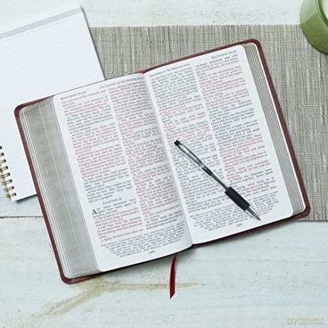 NKJV, Thinline Reference Bible, Leather-Look, Burgundy, Red Letter, Comfort Print: Holy Bible, New King James Version [KSIĄŻKA]