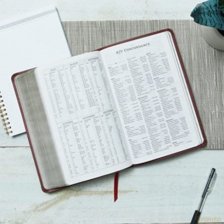 NKJV, Thinline Reference Bible, Leather-Look, Burgundy, Red Letter, Comfort Print: Holy Bible, New King James Version [KSIĄŻKA]