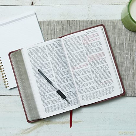 NKJV, Thinline Reference Bible, Leather-Look, Burgundy, Red Letter, Comfort Print: Holy Bible, New King James Version [KSIĄŻKA]