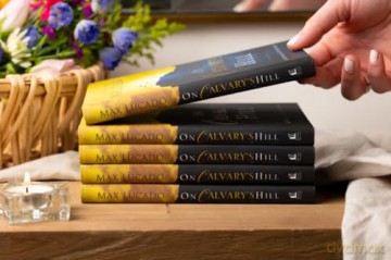 On Calvary's Hill: 40 Readings for the Easter Season [KSIĄŻKA]