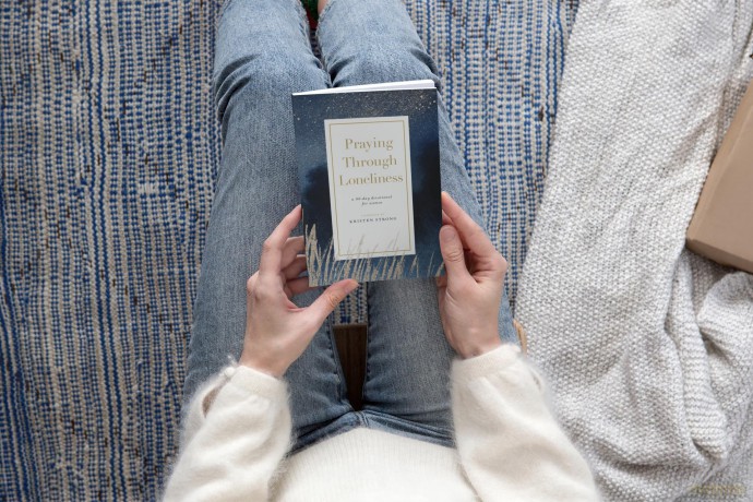 Praying Through Loneliness: A 90-Day Devotional for Women [KSIĄŻKA]