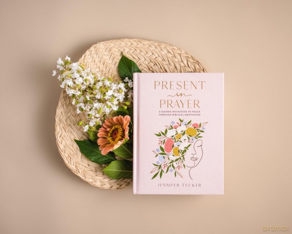 Present in Prayer: A Guided Invitation to Peace Through Biblical Meditation [KSIĄŻKA]