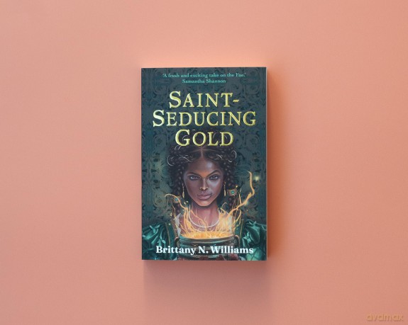 Saint-Seducing Gold: The second book in the swashbuckling YA historical fantasy series, perfect for fans of Holly Black and Leigh Bardugo. [KSIĄŻKA]