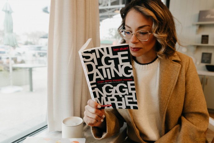 Single, Dating, Engaged, Married: Navigating Life and Love in the Modern Age [KSIĄŻKA]