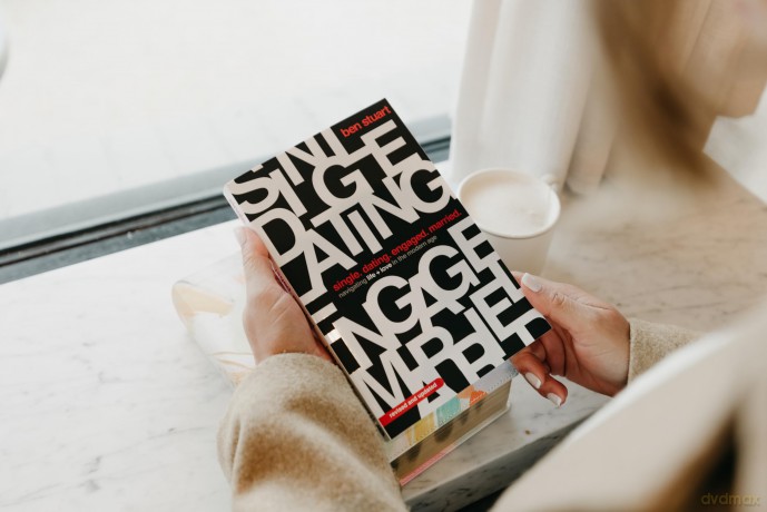 Single, Dating, Engaged, Married: Navigating Life and Love in the Modern Age [KSIĄŻKA]