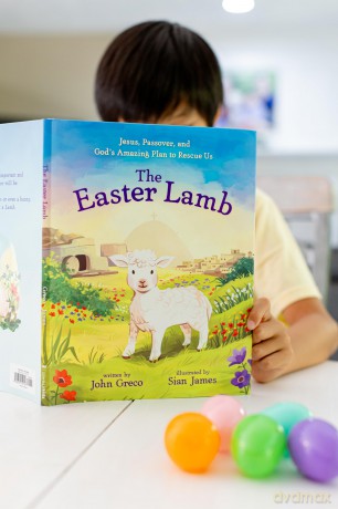 The Easter Lamb: Jesus, Passover, and God's Amazing Plan to Rescue Us [KSIĄŻKA]