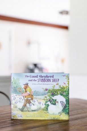 The Good Shepherd and the Stubborn Sheep: A Story of God's Redemptive Love [KSIĄŻKA]