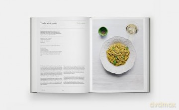 The Regional Italian Cookbook: Recipes from The Silver Spoon [KSIĄŻKA]