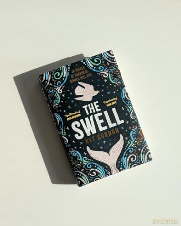 The Swell: A spellbinding, captivating dual-timeline mystery set in Iceland and steeped in myth [KSIĄŻKA]