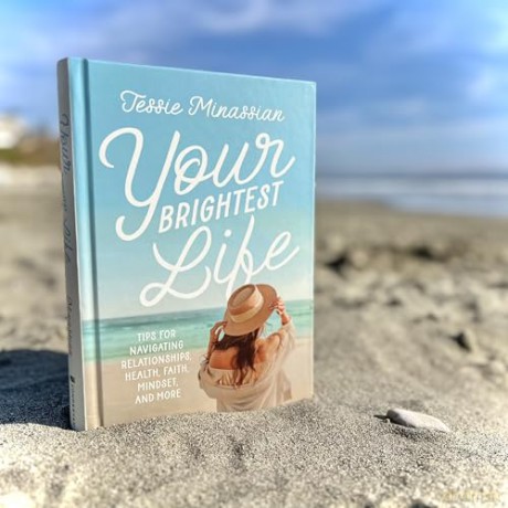 Your Brightest Life: Tips for Navigating Relationships, Health, Faith, Mindset, and More [KSIĄŻKA]
