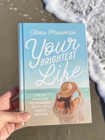 Your Brightest Life: Tips for Navigating Relationships, Health, Faith, Mindset, and More [KSIĄŻKA]