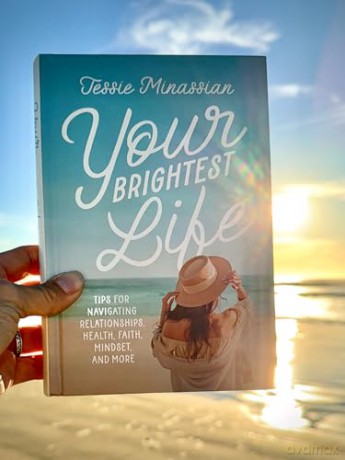 Your Brightest Life: Tips for Navigating Relationships, Health, Faith, Mindset, and More [KSIĄŻKA]