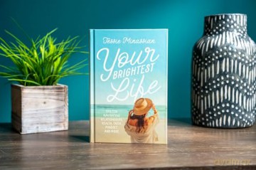 Your Brightest Life: Tips for Navigating Relationships, Health, Faith, Mindset, and More [KSIĄŻKA]