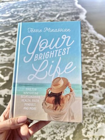 Your Brightest Life: Tips for Navigating Relationships, Health, Faith, Mindset, and More [KSIĄŻKA]