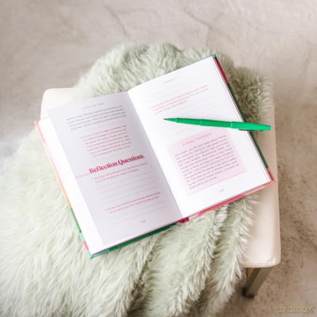 Yours, Not Hers: 40 Devotions to Stop Comparisons and Love Your Life [KSIĄŻKA]