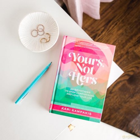 Yours, Not Hers: 40 Devotions to Stop Comparisons and Love Your Life [KSIĄŻKA]