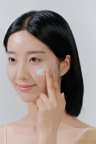 Hydrating Sunscreen SPF 50+ Madagascar Centella Hyalu-Cica Water-Fit Sun Serum - Volume: 15 ml