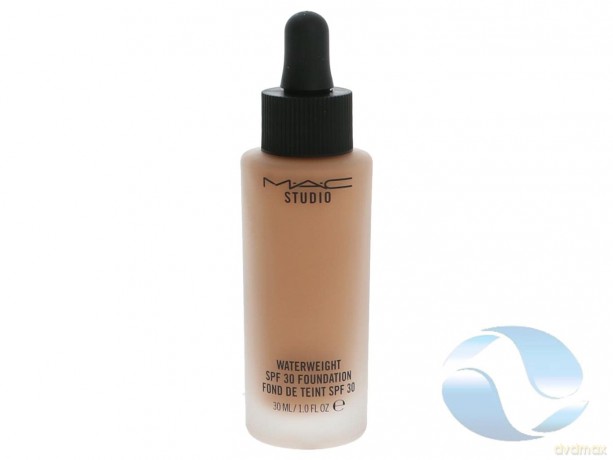 Liquid makeup Studio Waterweight SPF 30 Foundation 30 ml - Shade: NC44