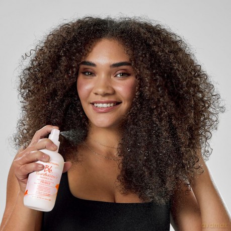 Multifunctional spray for heat protection of hair Hair dresser`s Invisible Oil Heat/UV Protective Primer - Volume: 250 ml