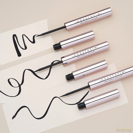 Waterproof liquid eyeliner Liquid Liner 2.4 ml - Shade: Black