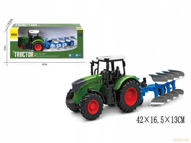 Traktor z maszyną rolniczą