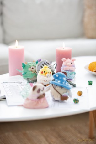 NICI mymochi przytulanka Papużka Nimfa Chipsy  z kostiumem rycerza i konikiem 8cm z zawieszką
