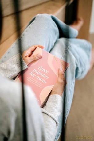 Three Minutes for Mom: 365 Days of Empowerment, Encouragement, and Growth for a More Connected Motherhood - Erin Morrison [KSIĄŻKA]