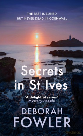 Secrets in St Ives (St Ives Mysteries): Cosy crime on the Cornish coast - Deborah Fowler [KSIĄŻKA]